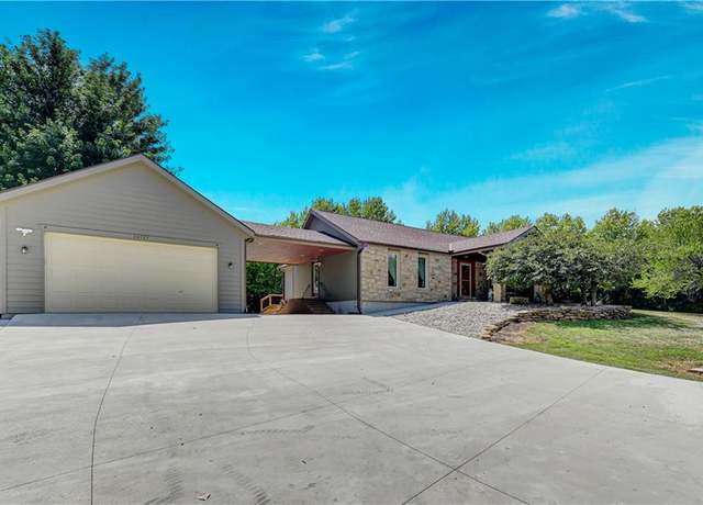 Property at 30727 W 225th St, Spring Hill, KS 66083, 3 beds, 3.5 baths