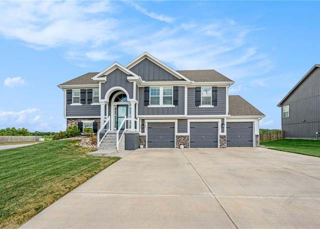 Property at 6100 NE 120th St, Kansas City, MO 64156, 4 beds, 3 baths