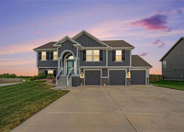 Property at 6100 NE 120th St, Kansas City, MO 64156, 4 beds, 3 baths