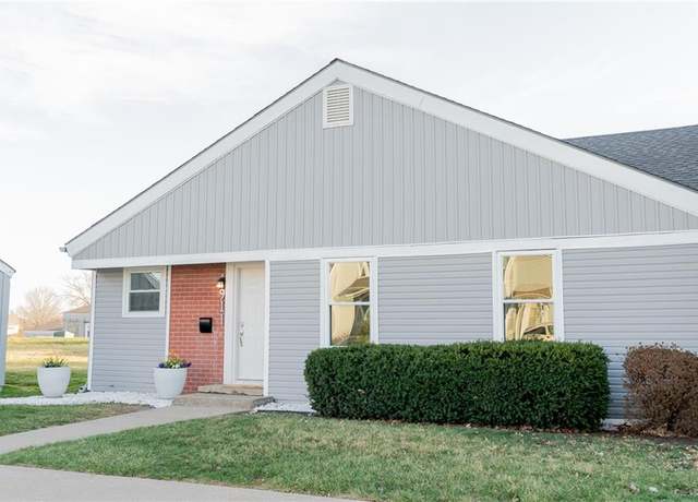 Property at 911 SE Hampton Ct, Lee's Summit, MO 64063, 3 beds, 2 baths