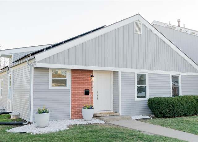 Property at 911 SE Hampton Ct, Lee's Summit, MO 64063, 3 beds, 2 baths