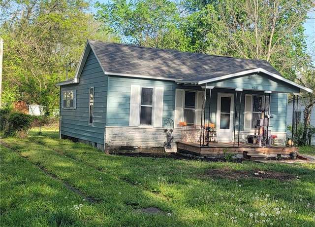 Property at 423 S Florida Ave, Columbus, KS 66725, 2 beds, 1 bath
