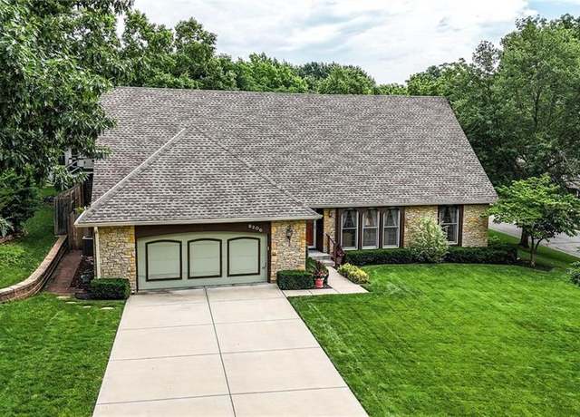Property at 8206 Parkhill Cir, Lenexa, KS 66215, 3 beds, 3.5 baths