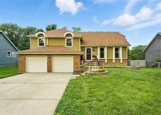 Property at 10200 England Dr, Overland Park, KS 66212, 4 beds, 2.5 baths