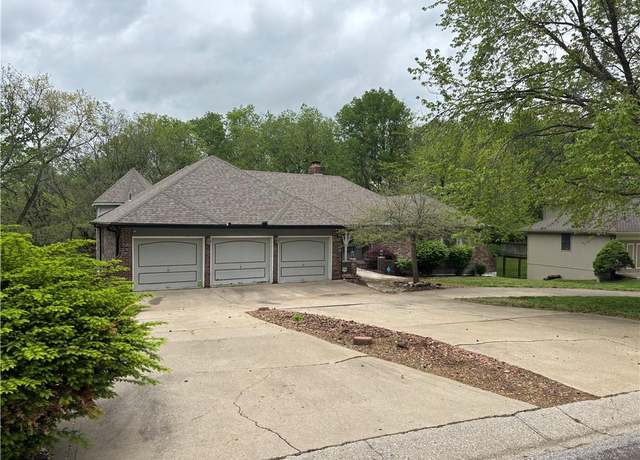 Property at 8324 Hedges Ave, Raytown, MO 64138, 6 beds, 4.5 baths