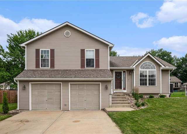 Property at 10414 N Tracy Ave, Kansas City, MO 64155, 3 beds, 2.5 baths