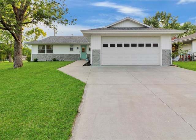 Property at 915 Ridge Dr, Warrensburg, MO 64093, 3 beds, 2 baths