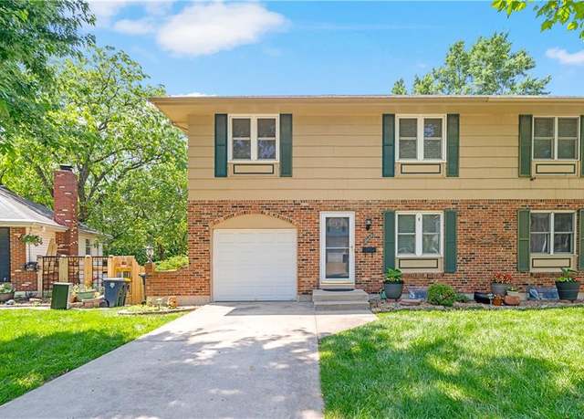 Property at 7139 NW Country Club Ln, Kansas City, MO 64152, 3 beds, 1.5 baths