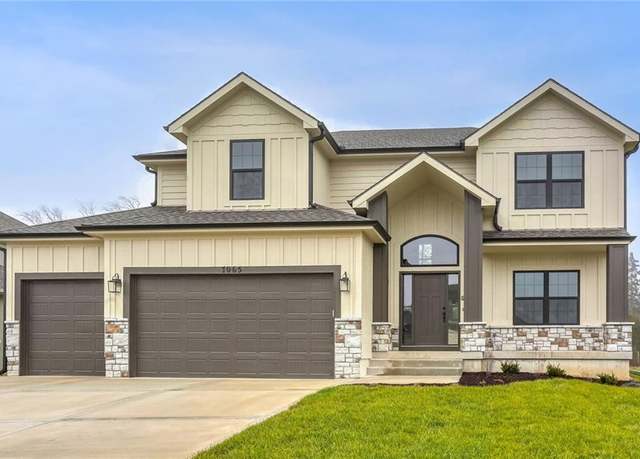 Property at 7065 NW Forest Lakes Dr, Parkville, MO 64152, 4 beds, 3.5 baths