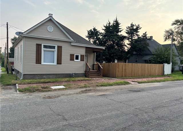 Property at 2215 Lafayette St, St Joseph, MO 64507, 3 beds, 1 bath