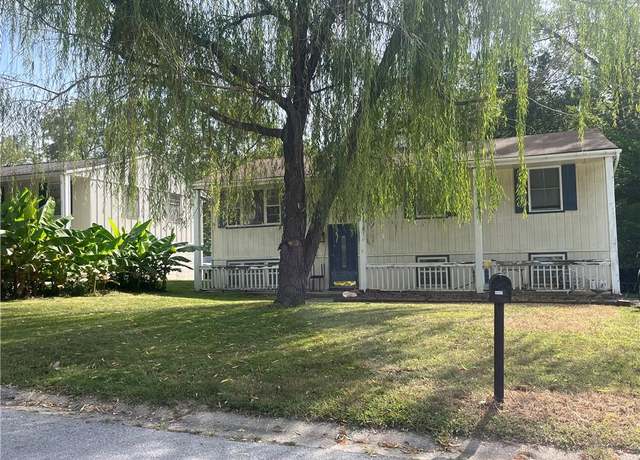 Property at 4961 NW Woody Creek Ln, Kansas City, MO 64151, 3 beds, 2 baths
