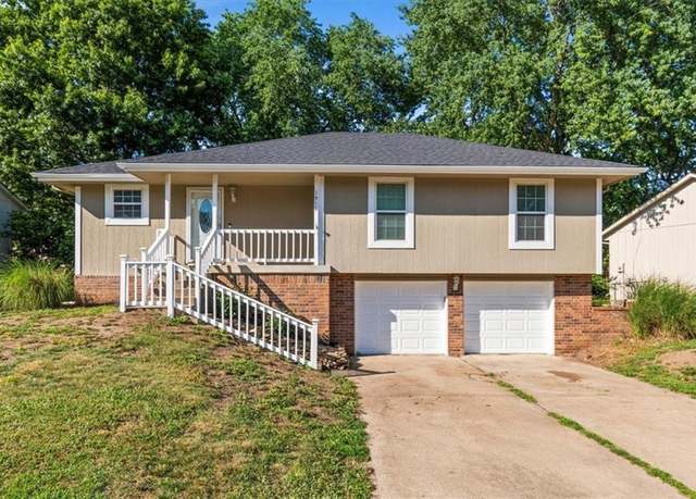 Property at 1916 NE Patterson Dr, Lee's Summit, MO 64086, 3 beds, 3 baths