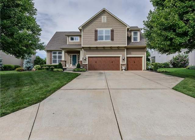 Property at 1045 SW Argyl St, Lee's Summit, MO 64081, 4 beds, 3.5 baths