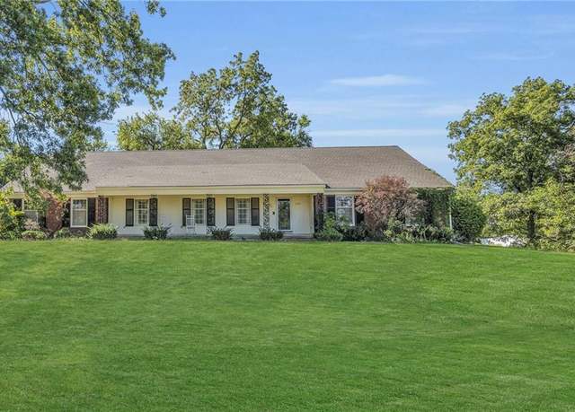 Property at 1012 E 10th St, Carrollton, MO 64633, 3 beds, 2.5 baths