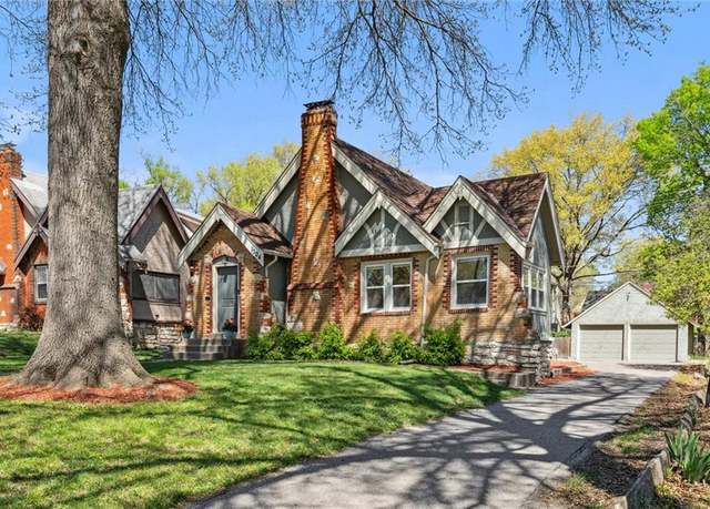 Property at 1304 E 76th St, Kansas City, MO 64131, 3 beds, 1.5 baths
