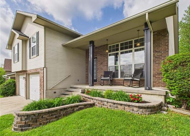 Property at 726 Shamrock Ln, Warrensburg, MO 64093, 3 beds, 2.5 baths