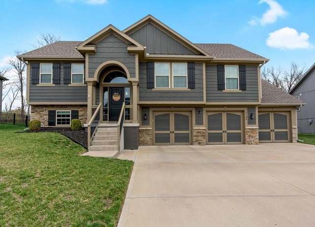 Property at 1102 E 14th St, Kearney, MO 64060, 4 beds, 2.5 baths