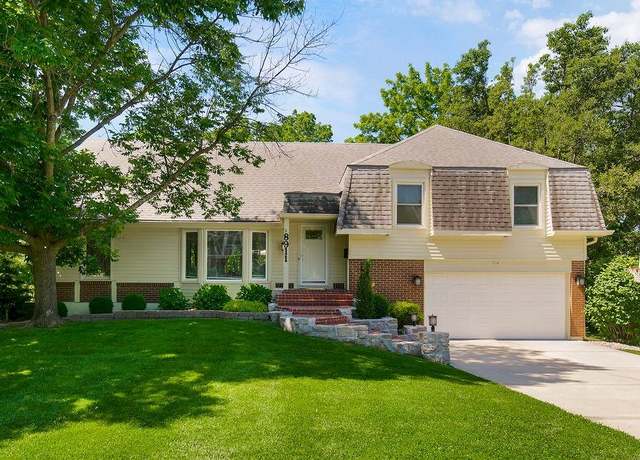 Property at 8911 W 104th St, Overland Park, KS 66212, 4 beds, 2.5 baths