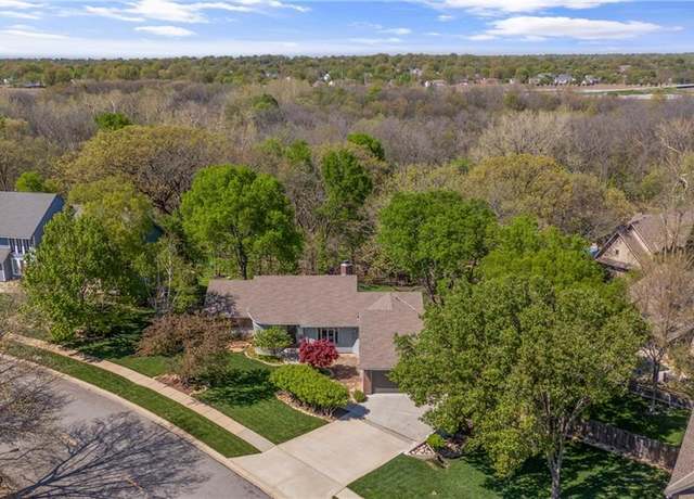 Property at 10808 W 109th St, Overland Park, KS 66210, 4 beds, 3.5 baths