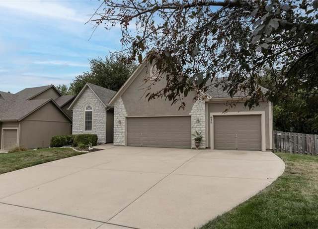 Property at 636 N Diane Dr, Olathe, KS 66061, 4 beds, 3 baths