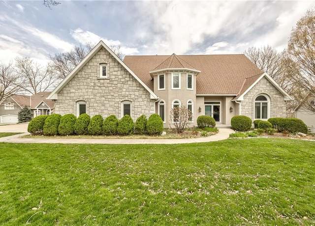 Property at 700 White Oak Ln, Gladstone, MO 64116, 4 beds, 4.5 baths