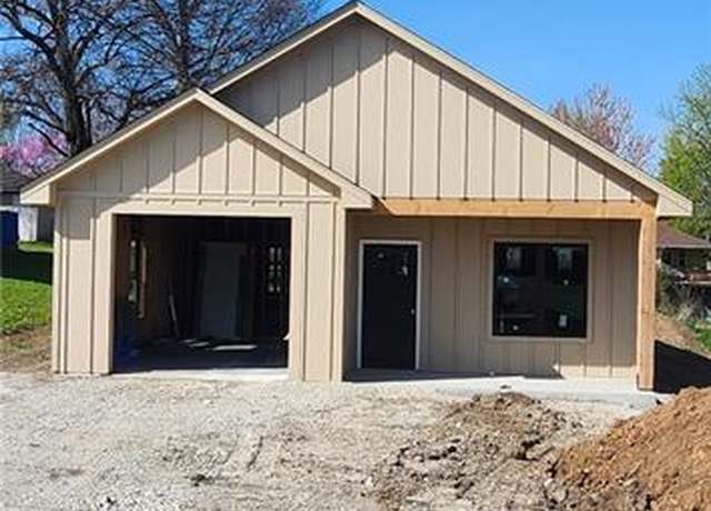 Property at 807 W Pleasant St, Odessa, MO 64076, 3 beds, 2 baths