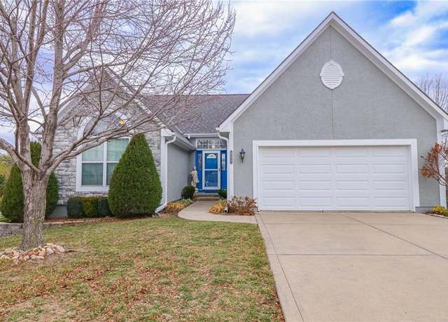 Property at 900 SW Sara Cir, Lee's Summit, MO 64081, 3 beds, 3 baths