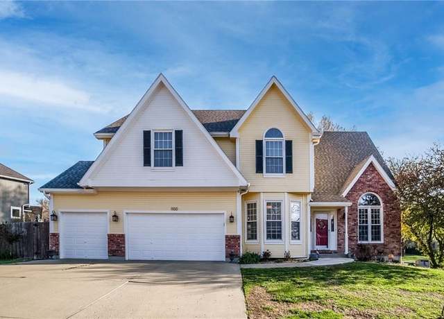 Property at 1100 Wallis Ln, Leavenworth, KS 66048, 5 beds, 3.5 baths