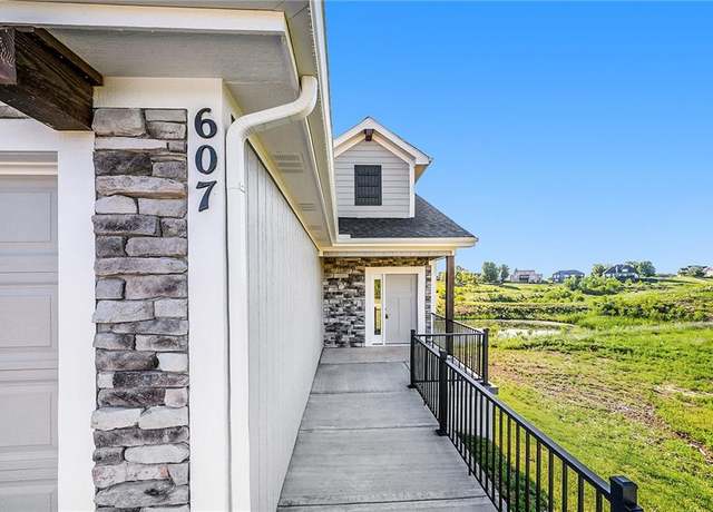 Property at 607 Woodland St, Smithville, MO 64089, 4 beds, 3 baths