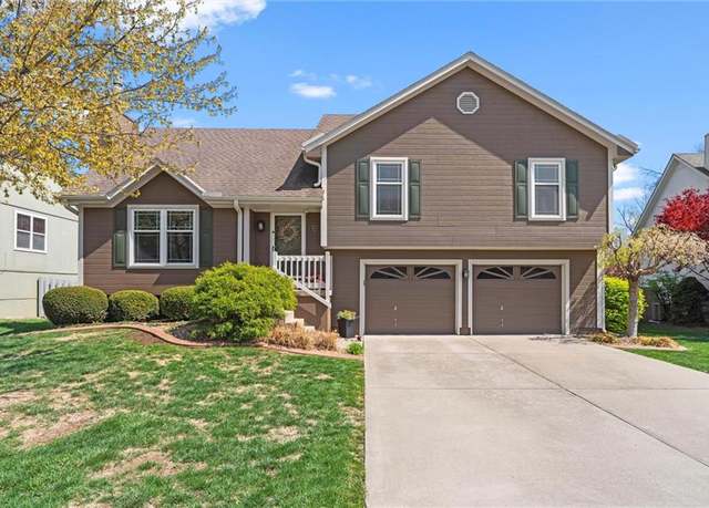 Property at 341 NE Dreamweaver Ave, Lee's Summit, MO 64086, 3 beds, 2.5 baths
