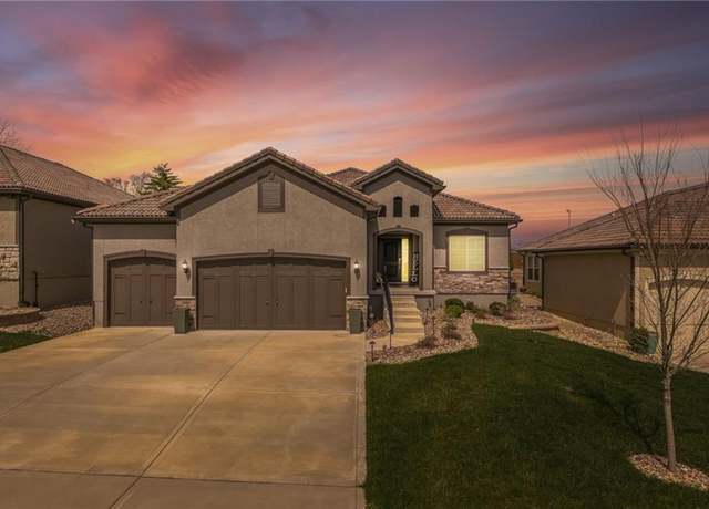 Property at 2102 NW Ashurst Dr, Lee's Summit, MO 64081, 4 beds, 3 baths