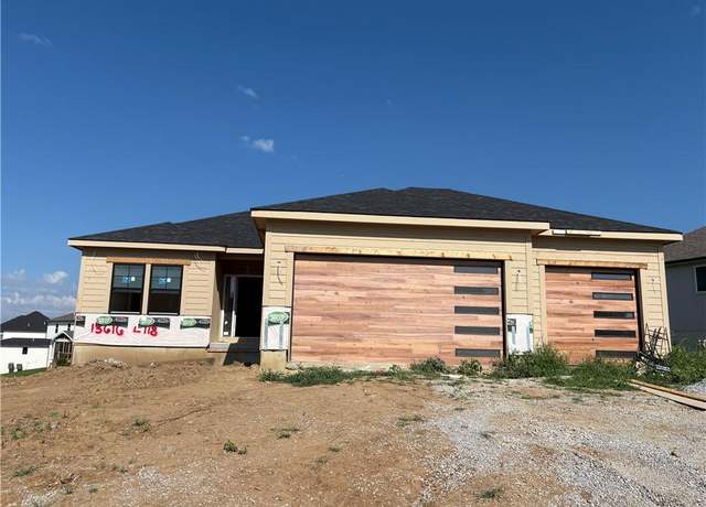 Property at 13616 NE 114th Pl, Kearney, MO 64060, 5 beds, 3 baths
