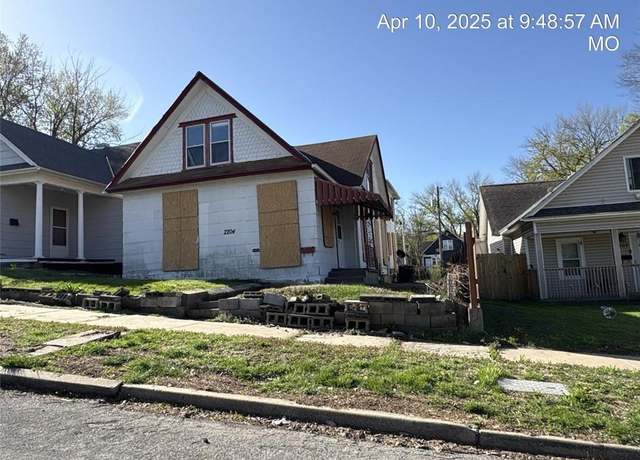 Property at 2204 Seneca St, St Joseph, MO 64507, 3 beds, 1.5 baths