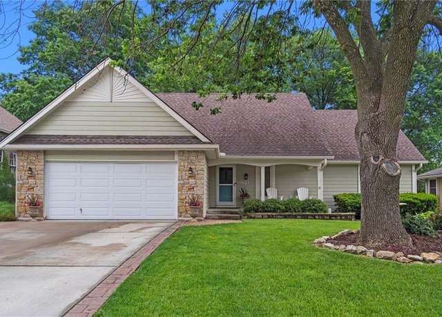 Property at 621 Clubhouse Dr, Lee's Summit, MO 64086, 3 beds, 3.5 baths