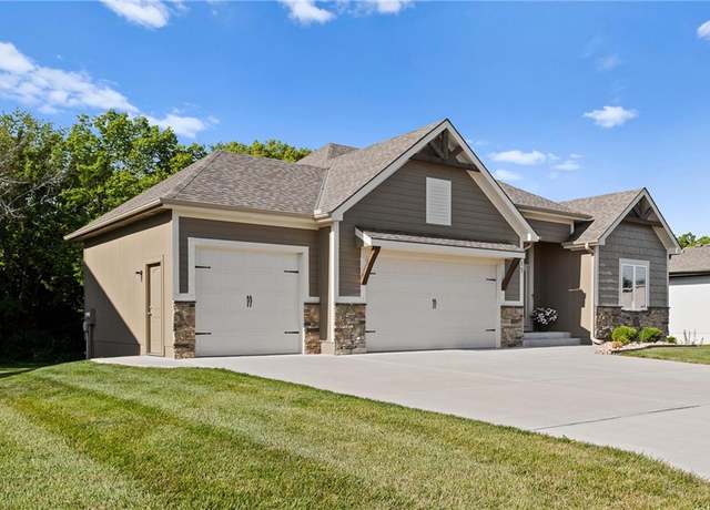 Property at 811 W Shawhan Pkwy, Lone Jack, MO 64086, 3 beds, 2.5 baths
