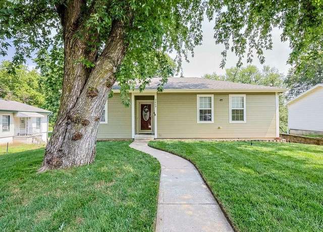 Property at 2405 Shirley Dr, St Joseph, MO 64503, 3 beds, 2 baths