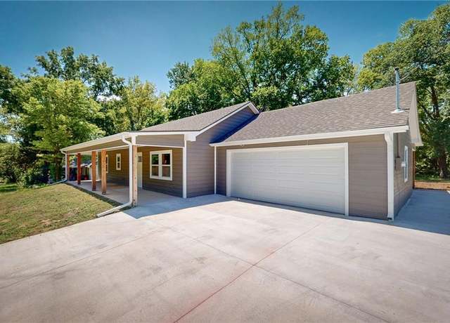 Property at 121 S Arundel St S, Emporia, KS 66801, 3 beds, 2 baths