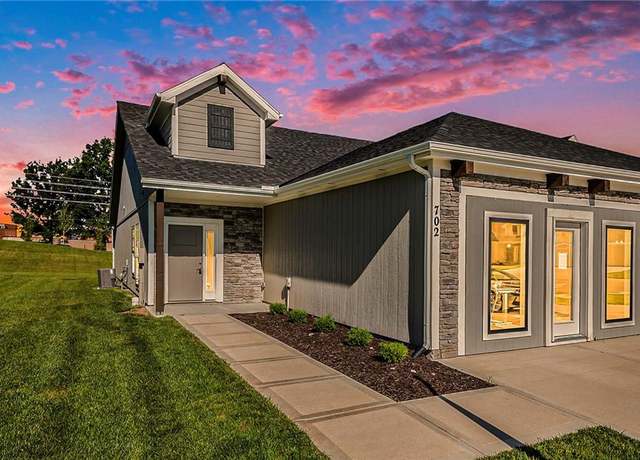 Property at 702 Ridge Dr, Smithville, MO 64089, 2 beds, 2 baths