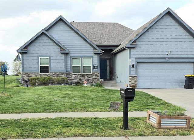 Property at 914 W 9th Ave, Kearney, MO 64060, 3 beds, 2 baths