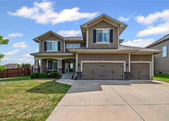 Property at 1313 NE Ernest Way, Lee's Summit, MO 64086, 4 beds, 3 baths