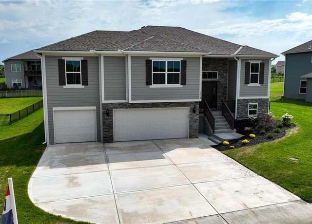 Property at 1218 NE 122nd St, Kansas City, MO 64165, 4 beds, 3 baths