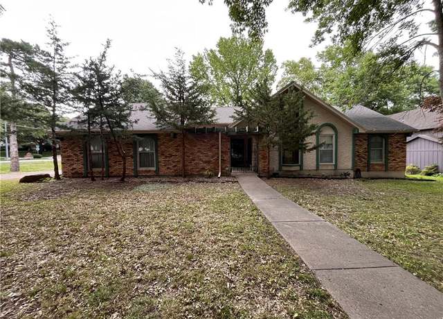 Property at 10301 Howe Dr, Leawood, KS 66206, 3 beds, 3 baths