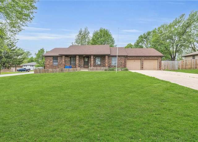 Property at 1404 S Grand Ave, El Dorado Springs, MO 64744, 5 beds, 3 baths