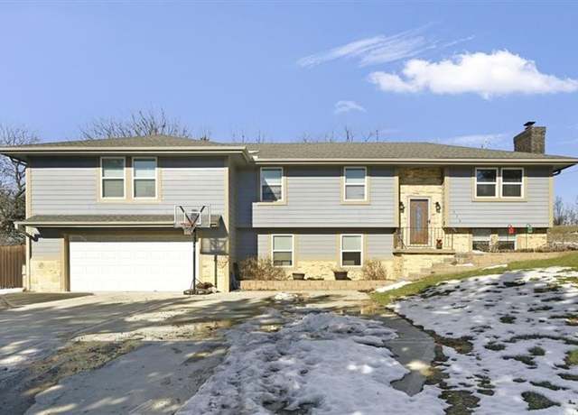 Property at 536 Oregon St, Leavenworth, KS 66048, 6 beds, 3 baths