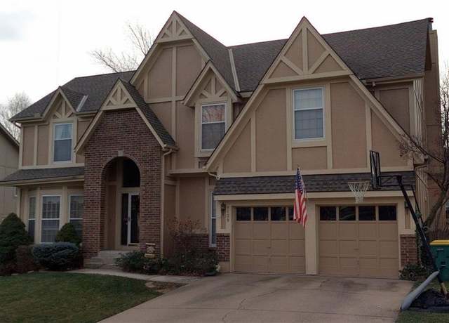Property at 9139 W 131st Pl, Overland Park, KS 66213, 4 beds, 3.5 baths