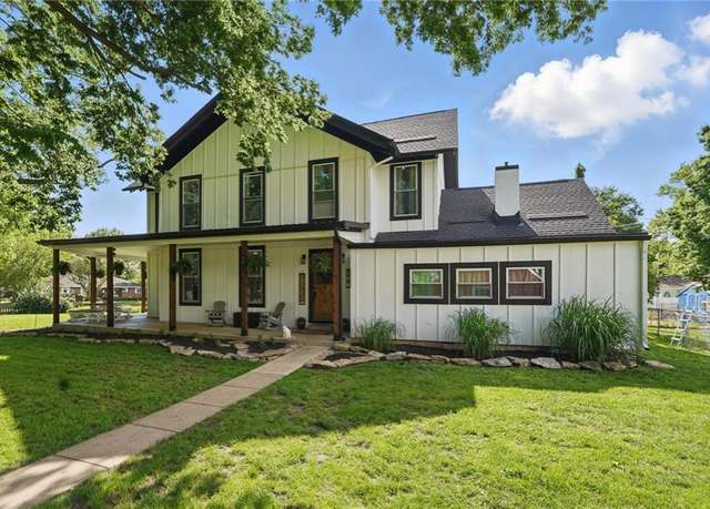 Property at 906 E Piankishaw St, Paola, KS 66071, 4 beds, 3 baths