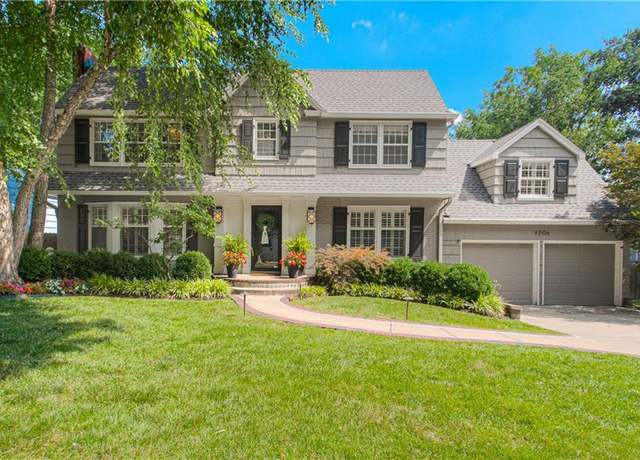Property at 1204 W 70th St, Kansas City, MO 64113, 4 beds, 2.5 baths