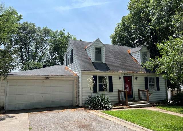Property at 305 Linn St, Leavenworth, KS 66048, 2 beds, 1.5 baths
