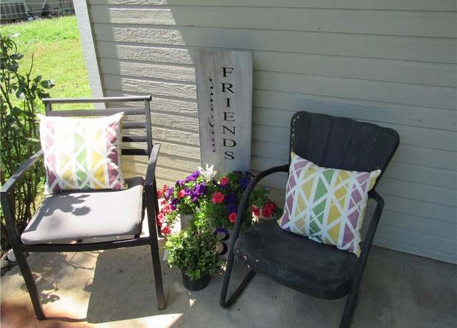 Property at 214 S 18th St, St Joseph, MO 64501, 3 beds, 1.5 baths