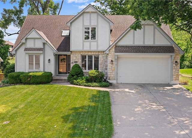 Property at 905 SW Georgetown Dr, Lee's Summit, MO 64082, 4 beds, 2.5 baths
